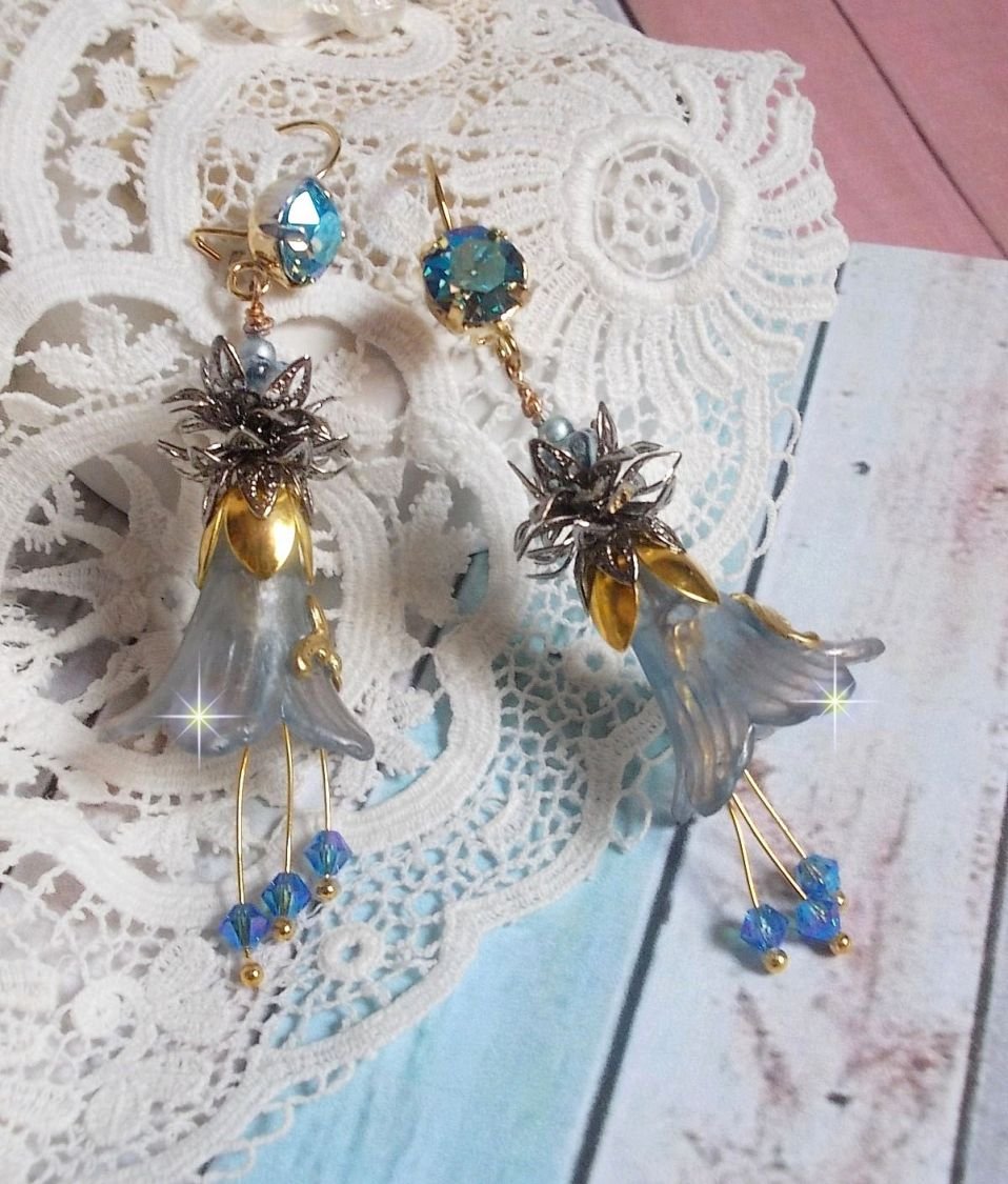 BO Sensations Or et Bleu créées avec des fleurs trompettes peintes à la main, des cristaux, des fleurs en verre et des accessoires en Plaqué Or