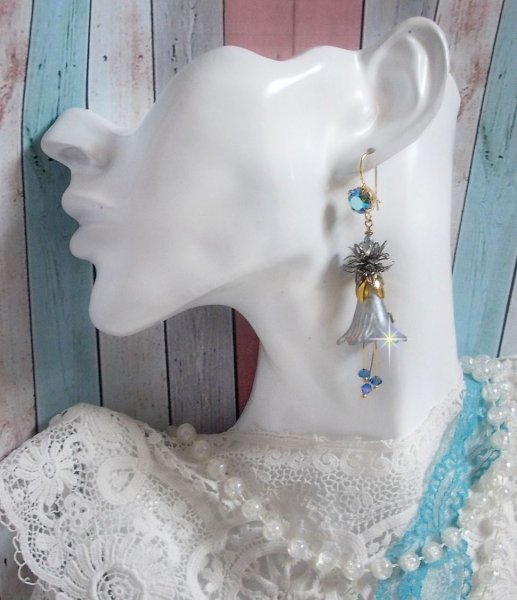 BO Sensations Or et Bleu cr&eacute;&eacute;es avec des fleurs trompettes peintes &agrave; la main, des cristaux, des fleurs en verre et des accessoires en Plaqu&eacute; Or