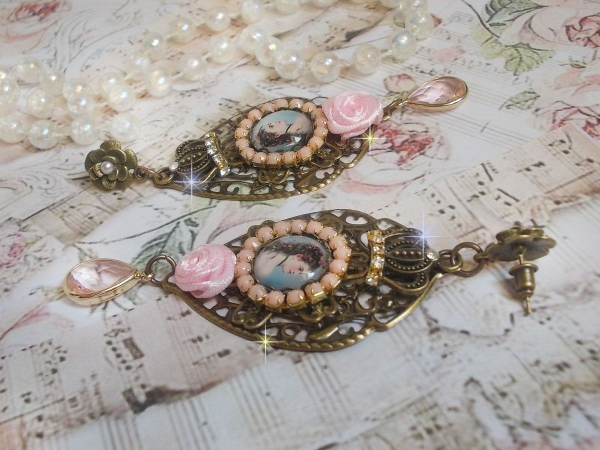 BO Sissi Impératrice dans les tons rose et bronze, pendentifs, strass et chaîne perlée, gouttes en verre, breloques couronnes, quelle beauté !