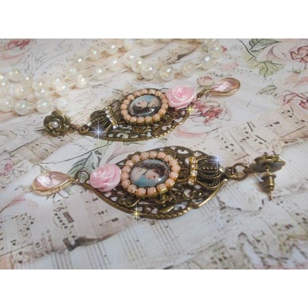 BO Sissi Imp&eacute;ratrice dans les tons rose et bronze, pendentifs, strass, cha&icirc;ne perl&eacute;e, gouttes et clous d'oreilles en ml&eacute;tal en verre, breloques couronnes