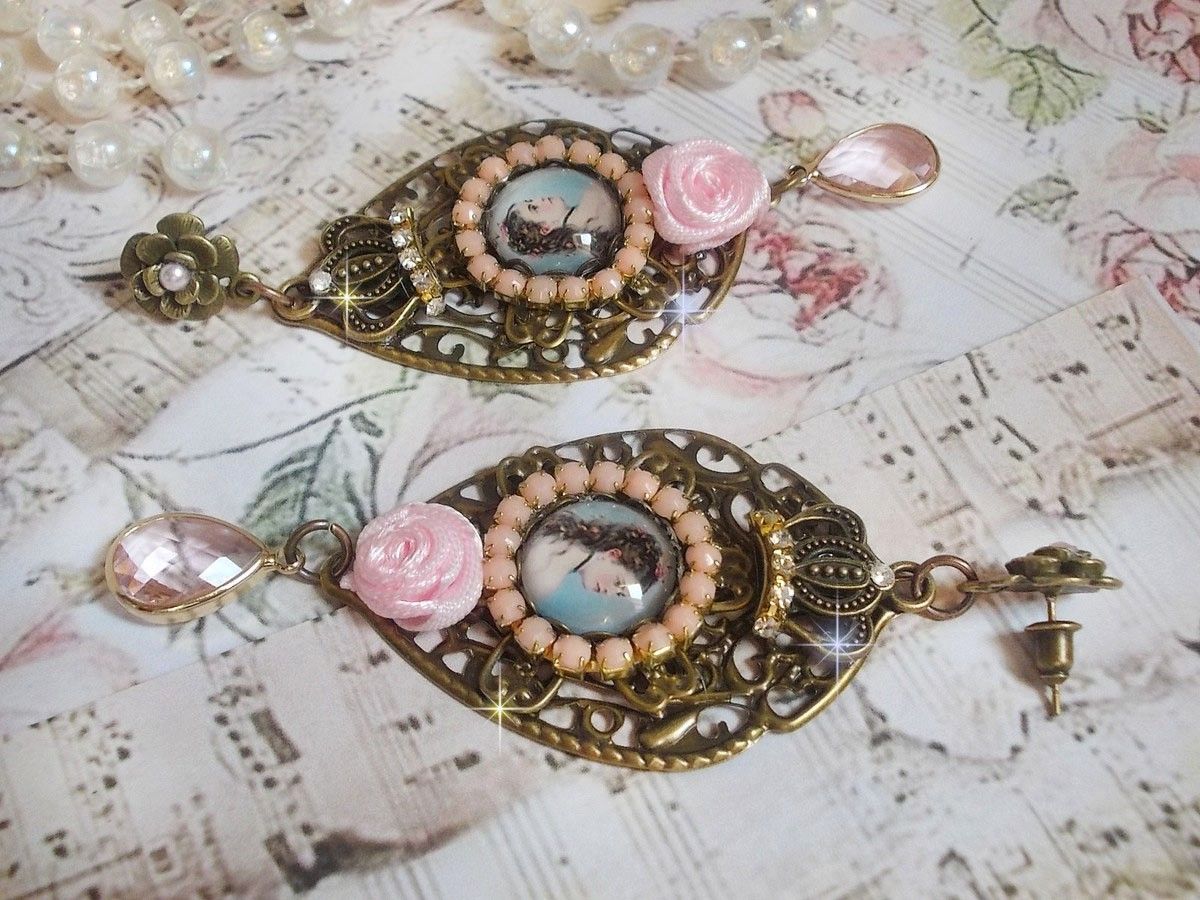 BO Sissi Impératrice dans les tons rose et bronze, pendentifs, strass et chaîne perlée, gouttes en verre, breloques couronnes, quelle beauté !