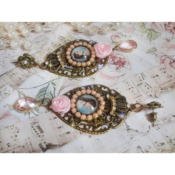 BO Sissi Imp&eacute;ratrice dans les tons rose et bronze, pendentifs, strass, cha&icirc;ne perl&eacute;e, gouttes et clous d'oreilles en ml&eacute;tal en verre, breloques couronnes