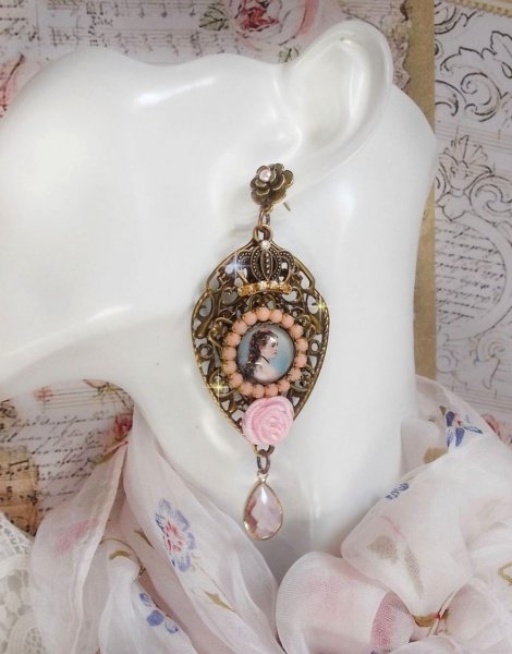 BO Sissi Imp&eacute;ratrice dans les tons rose et bronze, pendentifs, strass, cha&icirc;ne perl&eacute;e, gouttes et clous d'oreilles en ml&eacute;tal en verre, breloques couronnes