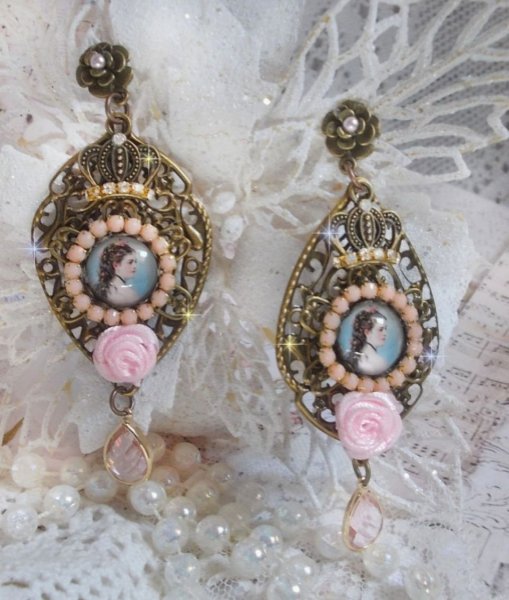 BO Sissi Imp&eacute;ratrice dans les tons rose et bronze, pendentifs, strass, cha&icirc;ne perl&eacute;e, gouttes et clous d'oreilles en ml&eacute;tal en verre, breloques couronnes