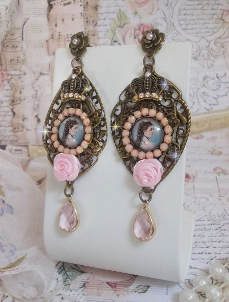 BO Sissi Imp&eacute;ratrice dans les tons rose et bronze, pendentifs, strass, cha&icirc;ne perl&eacute;e, gouttes et clous d'oreilles en ml&eacute;tal en verre, breloques couronnes
