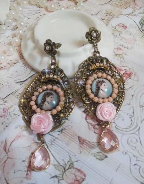 BO Sissi Imp&eacute;ratrice dans les tons rose et bronze, pendentifs, strass, cha&icirc;ne perl&eacute;e, gouttes et clous d'oreilles en ml&eacute;tal en verre, breloques couronnes