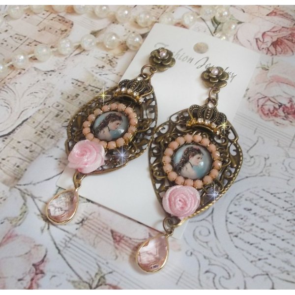 BO Sissi Imp&eacute;ratrice dans les tons rose et bronze, pendentifs, strass, cha&icirc;ne perl&eacute;e, gouttes et clous d'oreilles en ml&eacute;tal en verre, breloques couronnes