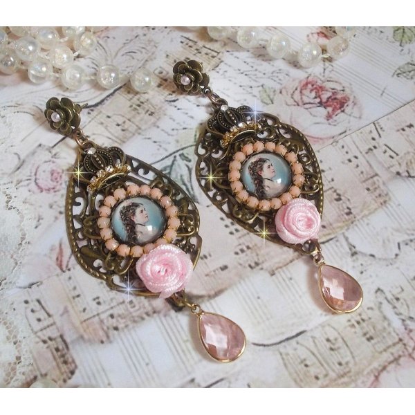 BO Sissi Imp&eacute;ratrice dans les tons rose et bronze, pendentifs, strass, cha&icirc;ne perl&eacute;e, gouttes et clous d'oreilles en ml&eacute;tal en verre, breloques couronnes
