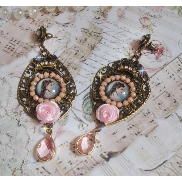 BO Sissi Imp&eacute;ratrice dans les tons rose et bronze, pendentifs, strass, cha&icirc;ne perl&eacute;e, gouttes et clous d'oreilles en ml&eacute;tal en verre, breloques couronnes