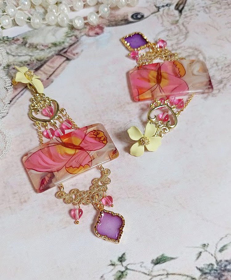 BO Soie de Rêves créées avec perles acryliques, intercalaires, pendentifs époxy et puces métal 