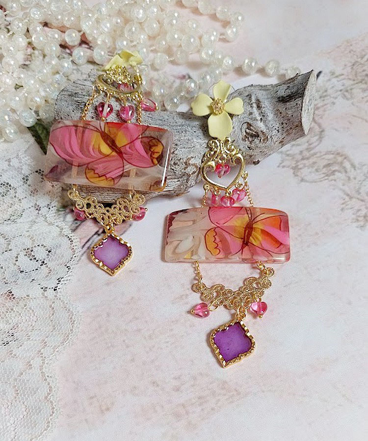 BO Soie de Rêves créées avec perles acryliques, intercalaires, pendentifs époxy et puces métal 