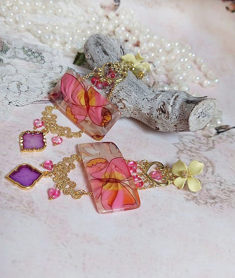 BO Soie de Rêves créées avec perles acryliques, intercalaires, pendentifs époxy et puces métal 