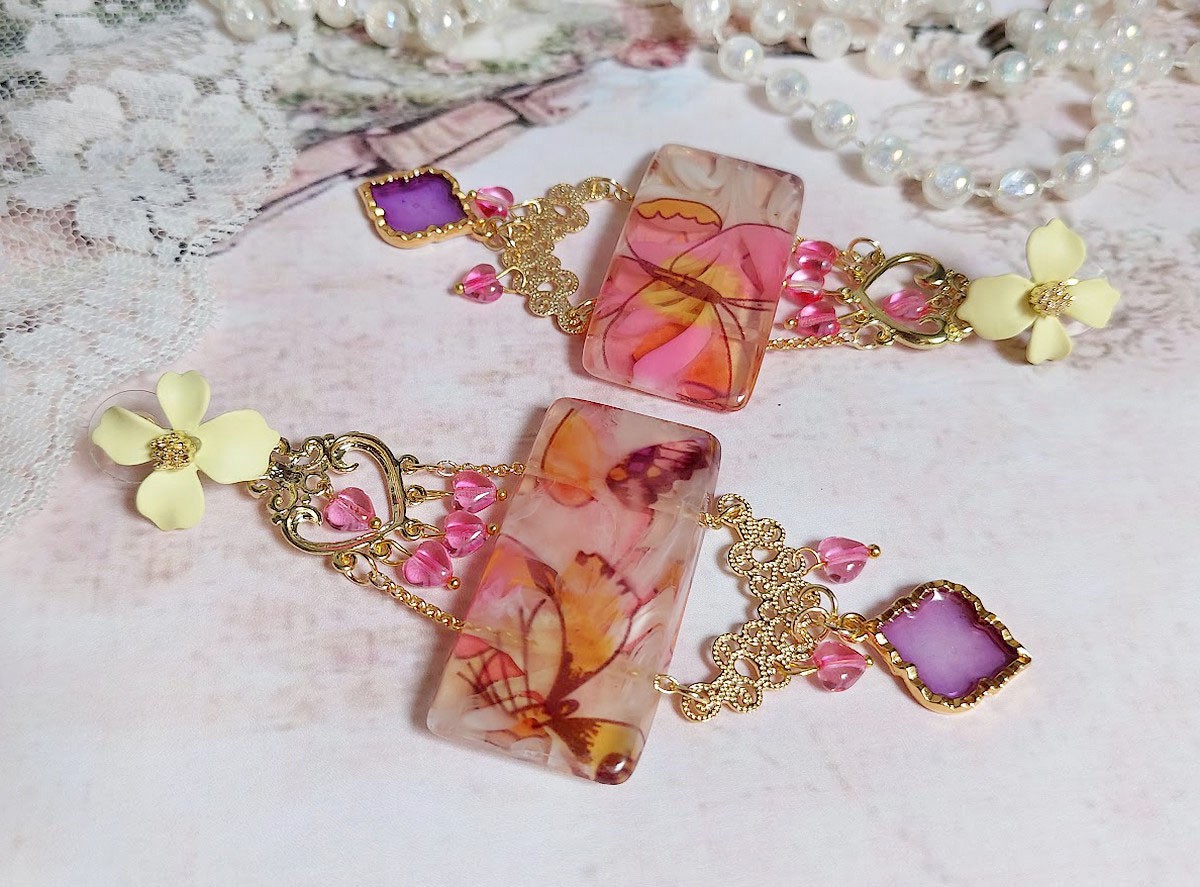 BO Soie de Rêves créées avec perles acryliques, intercalaires, pendentifs époxy et puces métal 