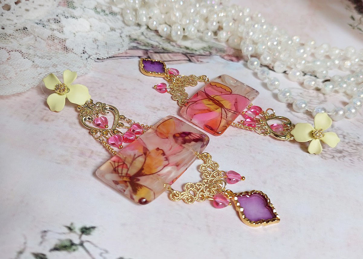 BO Soie de Rêves créées avec perles acryliques, intercalaires, pendentifs époxy et puces métal 