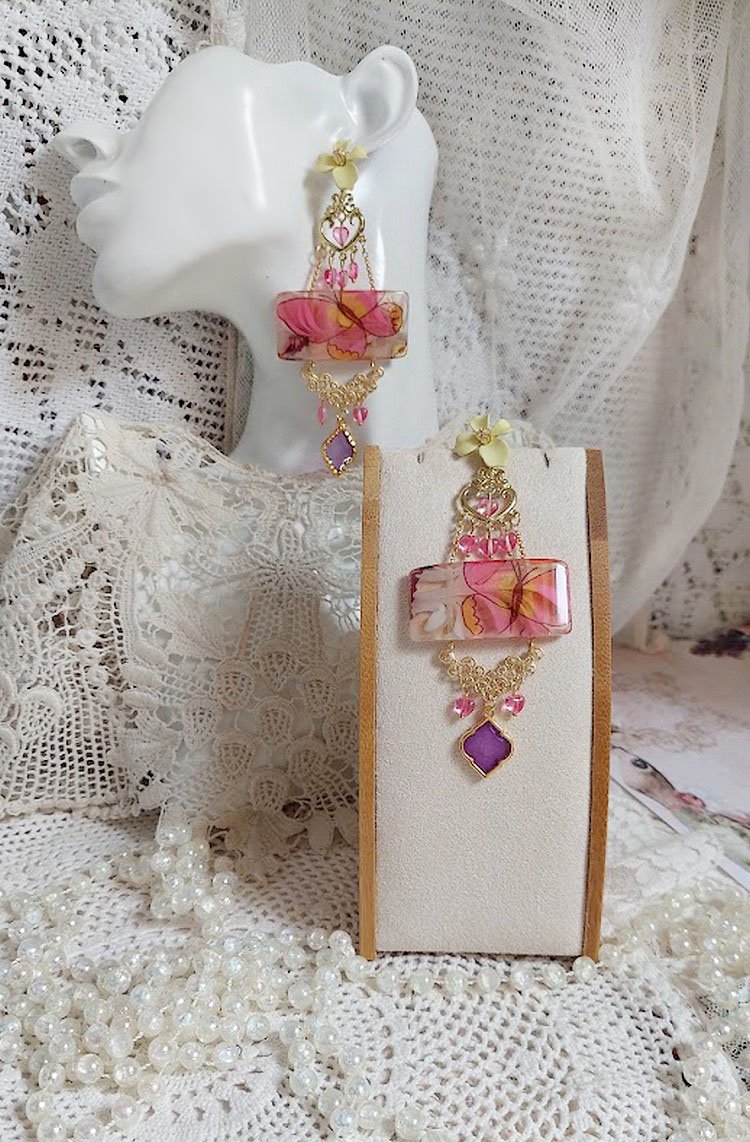 BO Soie de Rêves créées avec perles acryliques, intercalaires, pendentifs époxy et puces métal 