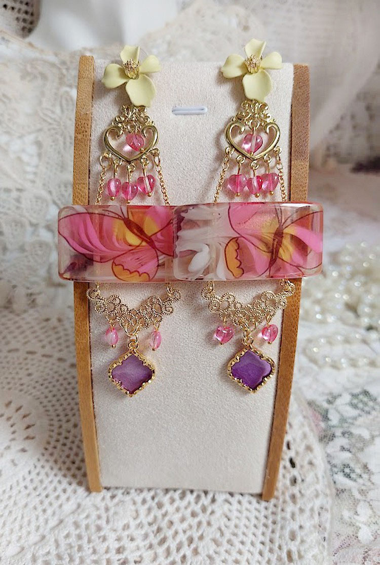 BO Soie de Rêves créées avec perles acryliques, intercalaires, pendentifs époxy et puces métal 