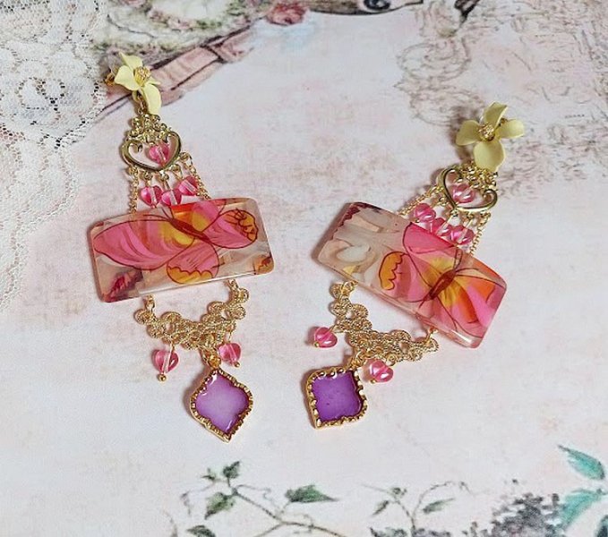 BO Soie de Rêves créées avec perles acryliques, intercalaires, pendentifs époxy et puces métal 