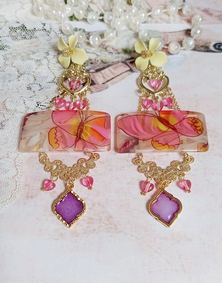 BO Soie de Rêves créées avec perles acryliques, intercalaires, pendentifs époxy et puces métal 