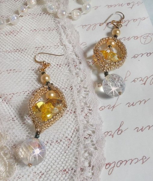 BO Bo'Soleil mont&eacute;es avec des coeurs en cristal de Swarovski, des perles nacr&eacute;es Gold et des crochets d'oreilles en Gold Filled 14 carats