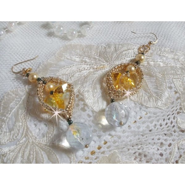 BO Bo'Soleil mont&eacute;es avec des coeurs en cristal de Swarovski, des perles nacr&eacute;es Gold et des crochets d'oreilles en Gold Filled 14 carats