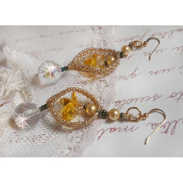 BO Bo'Soleil mont&eacute;es avec des coeurs en cristal de Swarovski, des perles nacr&eacute;es Gold et des crochets d'oreilles en Gold Filled 14 carats