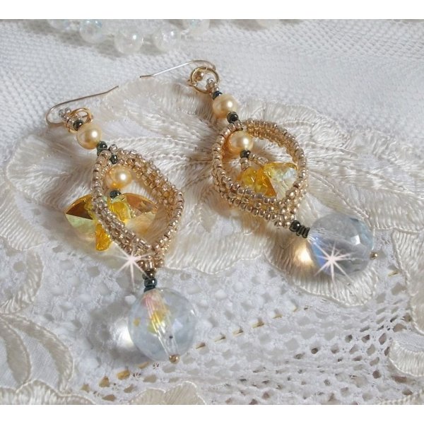 BO Bo'Soleil mont&eacute;es avec des coeurs en cristal de Swarovski, des perles nacr&eacute;es Gold et des crochets d'oreilles en Gold Filled 14 carats