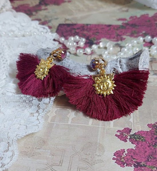 BO Soleil Dark Red mont&eacute;es avec pompons Bordeaux, pinces demi-lune, breloques et cabochons Cristal Swarovski