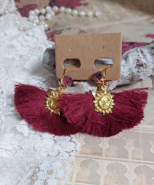 BO Soleil Dark Red mont&eacute;es avec pompons Bordeaux, pinces demi-lune, breloques et cabochons Cristal Swarovski