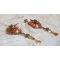 BO Souffle d'Automne chic brodées avec des perles rondes en Cristal de Swarovski, deux cabochons en verre des années 1960, roses en résine, rocailles et paillettes. Montés sur crochets en Laiton