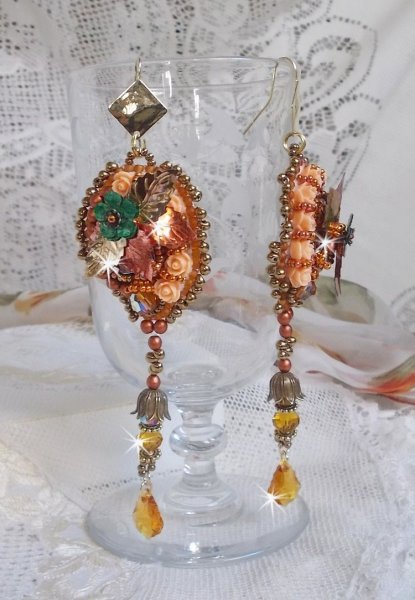 BO Souffle d'Automne chic brod&eacute;es avec des perles rondes en Cristal de Swarovski, deux cabochons en verre des ann&eacute;es 1960, roses en r&eacute;sine, rocailles et paillettes. Mont&eacute;s sur crochets en Laiton