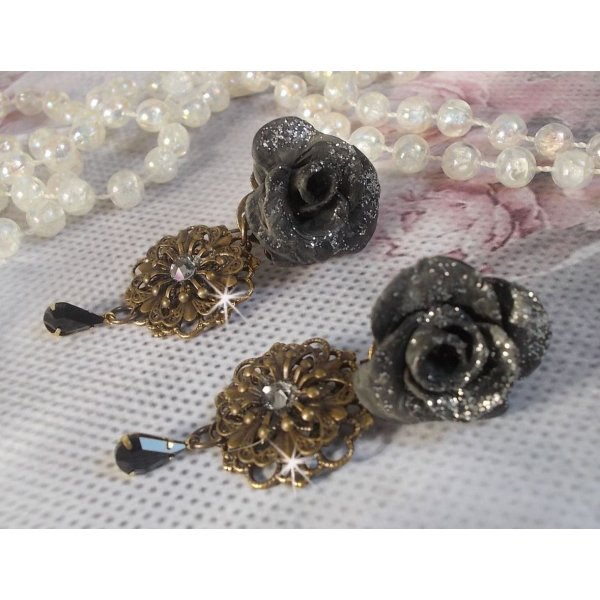 BO Steampunk Queen cr&eacute;es avec des roses en porcelaine noires, des cabochons en Cristal de Swarovski, des gouttes en verre et des accessoires en laiton