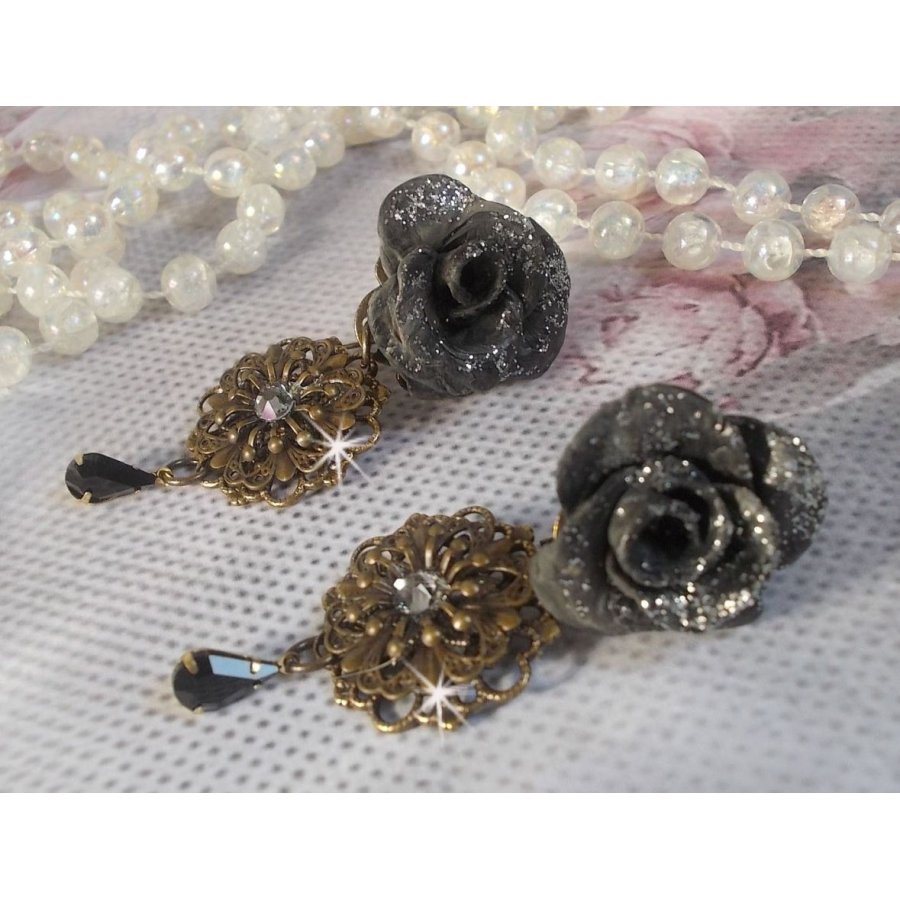 BO Steampunk Queen crées avec des roses en porcelaine noires, des cabochons en Cristal de Swarovski, des gouttes en verre et des accessoires en laiton