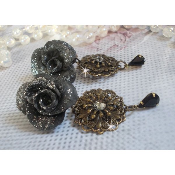 BO Steampunk Queen cr&eacute;es avec des roses en porcelaine noires, des cabochons en Cristal de Swarovski, des gouttes en verre et des accessoires en laiton
