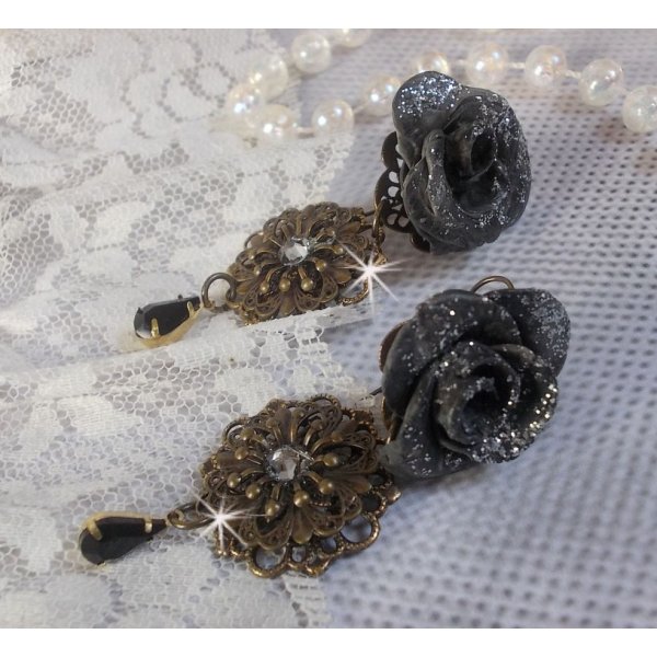 BO Steampunk Queen cr&eacute;es avec des roses en porcelaine noires, des cabochons en Cristal de Swarovski, des gouttes en verre et des accessoires en laiton