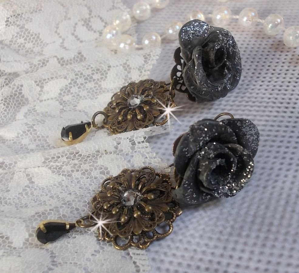 BO Steampunk Queen crées avec des roses en porcelaine noires, des cabochons en Cristal de Swarovski, des gouttes en verre et des accessoires en laiton