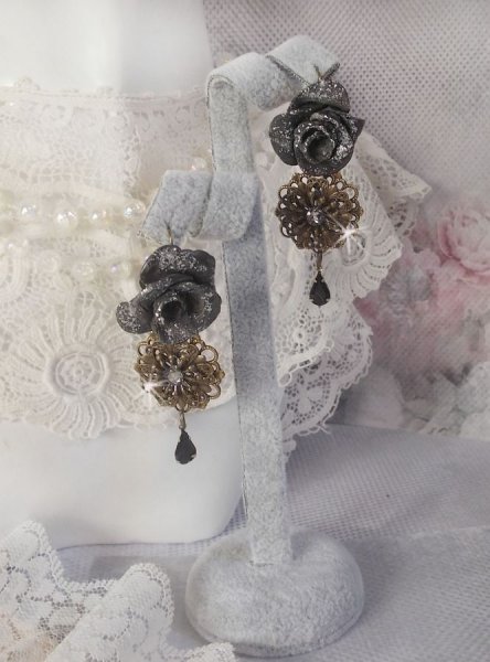 BO Steampunk Queen cr&eacute;es avec des roses en porcelaine noires, des cabochons en Cristal de Swarovski, des gouttes en verre et des accessoires en laiton