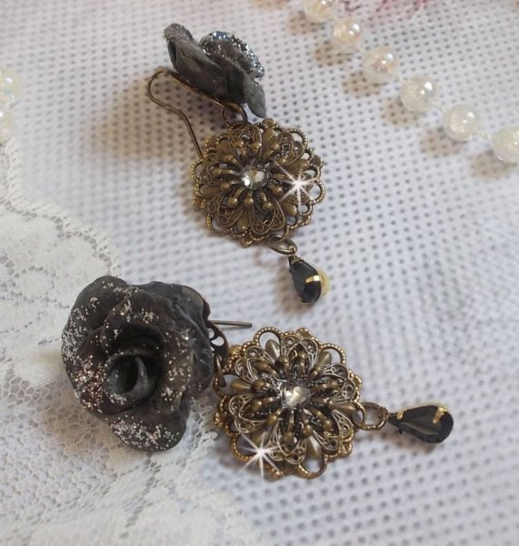BO Steampunk Queen cr&eacute;es avec des roses en porcelaine noires, des cabochons en Cristal de Swarovski, des gouttes en verre et des accessoires en laiton
