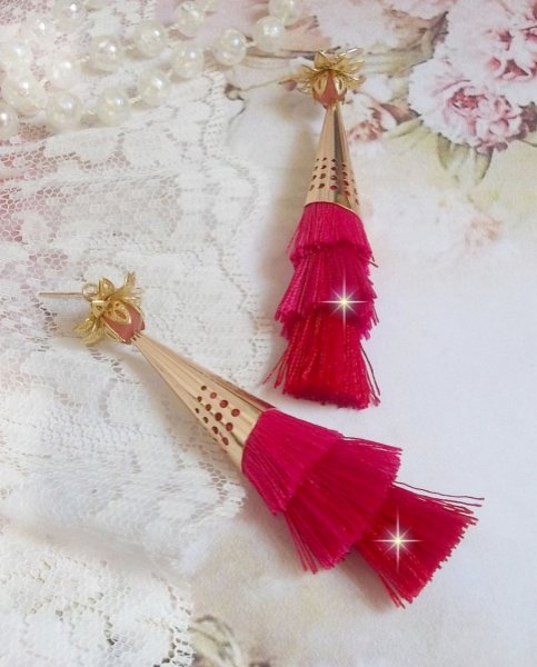 BO Stone longues avec 3 pompons Rose/Fuchsia et Rouge aux c&ocirc;nes ajour&eacute;s mont&eacute;s avec des Quartz Rose, entretoises et crochets d&rsquo;oreilles en Gold Filled 14 carats. Une originalit&eacute; aux couleurs d&eacute;grad&eacute;es