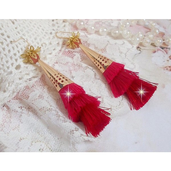 BO Stone longues avec 3 pompons Rose/Fuchsia et Rouge aux c&ocirc;nes ajour&eacute;s mont&eacute;s avec des Quartz Rose, entretoises et crochets d&rsquo;oreilles en Gold Filled 14 carats. Une originalit&eacute; aux couleurs d&eacute;grad&eacute;es