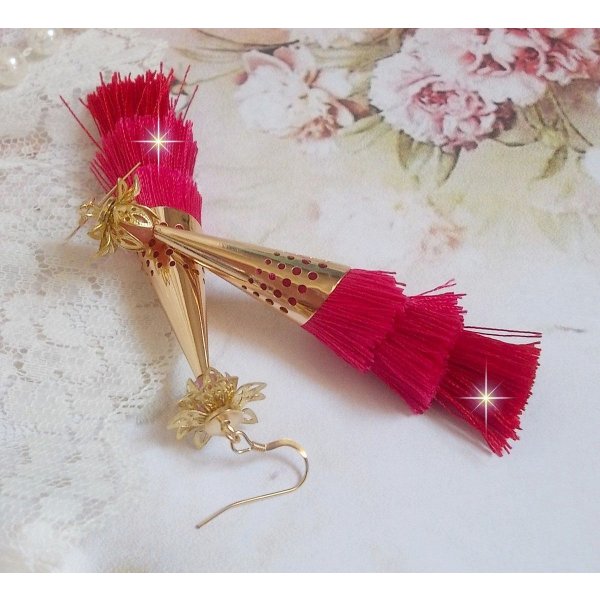 BO Stone longues avec 3 pompons Rose/Fuchsia et Rouge aux c&ocirc;nes ajour&eacute;s mont&eacute;s avec des Quartz Rose, entretoises et crochets d&rsquo;oreilles en Gold Filled 14 carats. Une originalit&eacute; aux couleurs d&eacute;grad&eacute;es