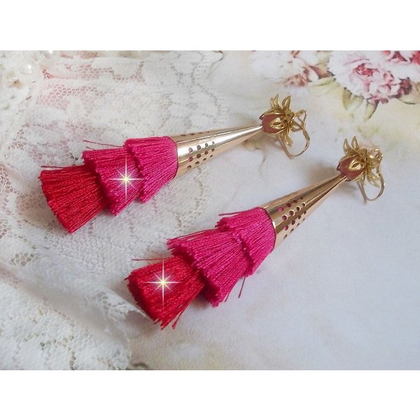 BO Stone longues avec 3 pompons Rose/Fuchsia et Rouge aux c&ocirc;nes ajour&eacute;s mont&eacute;s avec des Quartz Rose, entretoises et crochets d&rsquo;oreilles en Gold Filled 14 carats. Une originalit&eacute; aux couleurs d&eacute;grad&eacute;es