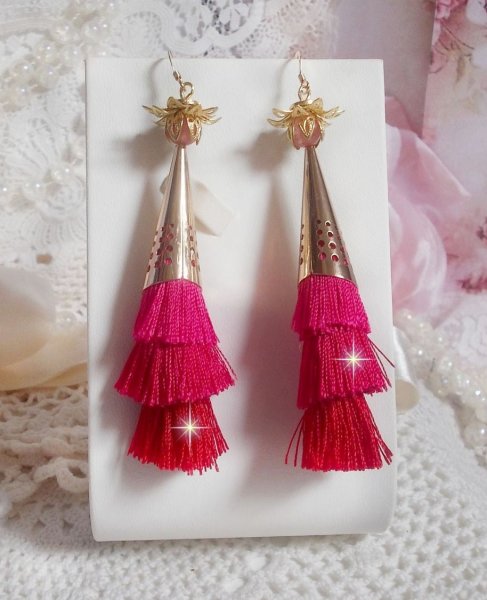 BO Stone longues avec 3 pompons Rose/Fuchsia et Rouge aux c&ocirc;nes ajour&eacute;s mont&eacute;s avec des Quartz Rose, entretoises et crochets d&rsquo;oreilles en Gold Filled 14 carats. Une originalit&eacute; aux couleurs d&eacute;grad&eacute;es
