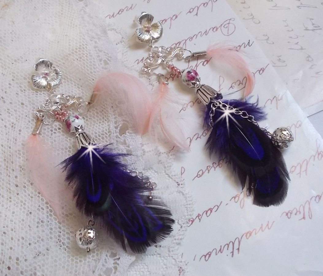 BO Tendre Purple avec des cristaux de Swarovski, des plumes et des perles en porcelaine