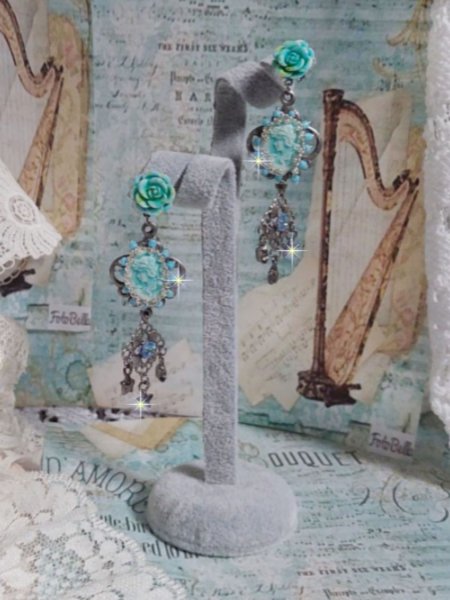 BO Tentations créées avec des camés d'un bleu light turquoise, des cristaux, une chaîne perlée de rocailles et des accessoires de qualité.  