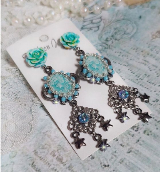 BO Tentations créées avec des camés d'un bleu light turquoise, des cristaux, une chaîne perlée de rocailles et des accessoires de qualité.  