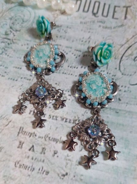 BO Tentations créées avec des camés d'un bleu light turquoise, des cristaux, une chaîne perlée de rocailles et des accessoires de qualité.  