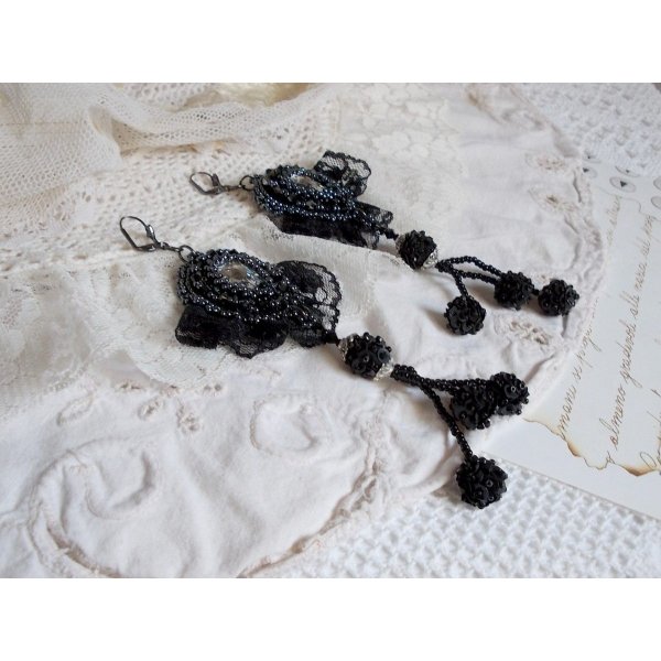 BO Tenue de Soir&eacute;e brod&eacute;es avec des cristaux de Swarovski, une dentelle noire tr&egrave;s ancienne, perles rondes tiss&eacute;es avec des paillettes et des rocailles