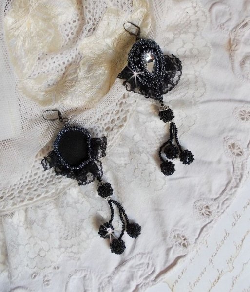 BO Tenue de Soir&eacute;e brod&eacute;es avec des cristaux de Swarovski, une dentelle noire tr&egrave;s ancienne, perles rondes tiss&eacute;es avec des paillettes et des rocailles