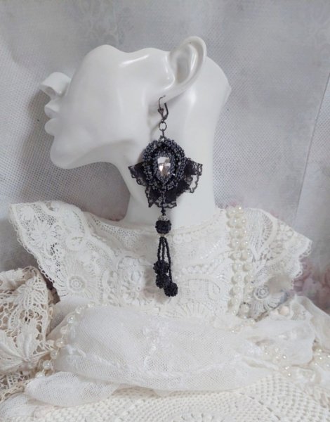 BO Tenue de Soir&eacute;e brod&eacute;es avec des cristaux de Swarovski, une dentelle noire tr&egrave;s ancienne, perles rondes tiss&eacute;es avec des paillettes et des rocailles