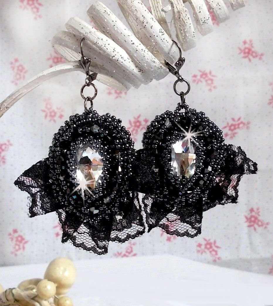 BO Tenue de Soirée brodées avec des cristaux de Swarovski, une dentelle noire très ancienne, perles rondes tissées avec des paillettes et des rocailles
